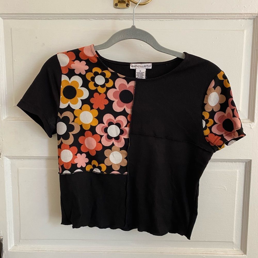 Hearts Collective Black and Multicolor Floral Short Sleeve Crop Top Size Medium